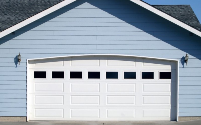 Signs an Overhead Door in Metro West, MA Needs Replacing